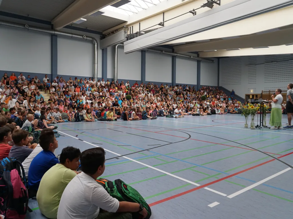 Weite Aufnahme der Sporthalle während der Feier.